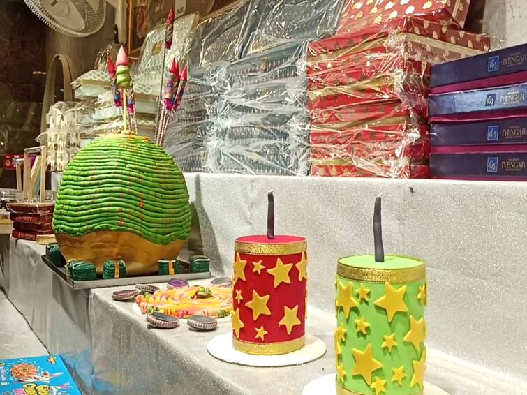 Is this a sweet stall?  No crackers shop?  Sweets that confused people in Mayiladuthurai! Diwali 2023: இது பலகார கடையா? இல்லை பட்டாசு கடையா? மயிலாடுதுறையில் மக்களை கன்பியூஸ் செய்த இனிப்பகம்!