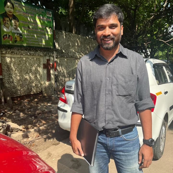 “கூட நின்னதுக்கு நன்றி. என்னால முடிஞ்ச அளவுக்கு நல்ல ஆர்டிஸ்டா ஆக ட்ரை பண்றேன்.” என்ற கேப்ஷனுடன் வடிவேலு காமெடியை ஷேர் செய்துள்ளார்.