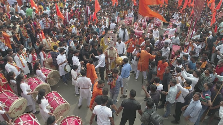 यात सुमारे 500 हून अधिक महिला पारंपरिक वेशभूषेत कलश घेऊन सहभागी झाल्या होत्या.