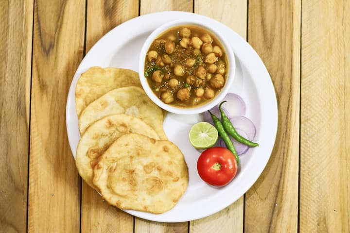 ছোলে মশলার কথা ভুললে চলবে না। খাঁটি ভারতীয় কায়দায় তৈরি এই পদ টমেটো, ধনে, জিরে গুঁড়ো, গরম মশলার সঙ্গে ছোলার দুরন্ত মিশলে তৈরি হয়।