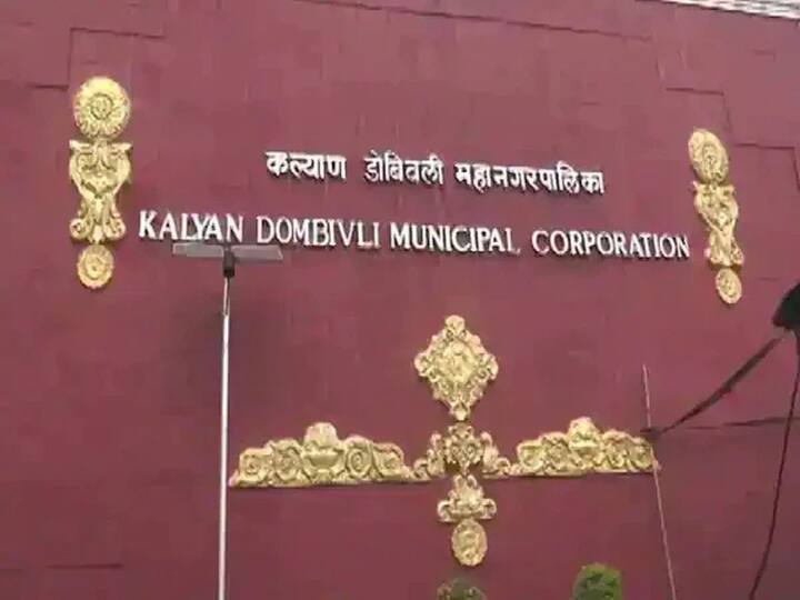 KDMC Commissioner Indurani Jakhar following by Contract staff Marathi news KDMC : कंत्राटी चालकाकडून चक्क आयुक्तांच्या गाडीचा पाठलाग, पैसे वसुलीसाठी की इतर काय कारण?