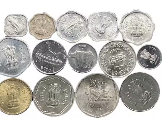 સિક્કો - ધનતેરસ પર ચાલતી વખતે જો તમને કોઈ સિક્કો મળે તો તેને આર્થિક લાભનો સંકેત માનવામાં આવે છે, તેને સુરક્ષિત રીતે તિજોરીમાં રાખો. આ ક્યારેય ગરીબી તરફ દોરી જશે નહીં.