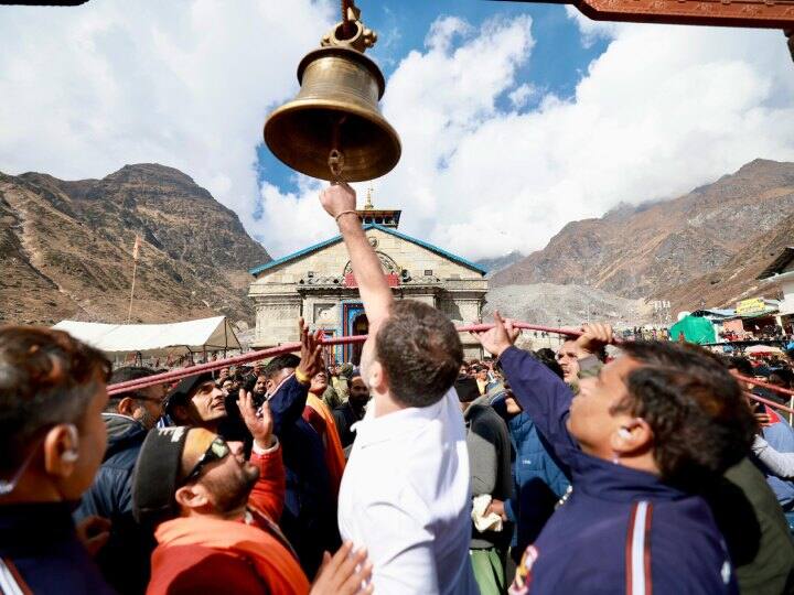 राहुल गांधी ने रविवार को केदारनाथ पहुंचकर आम श्रद्धालुओं की तरह मंदिर में प्रवेश किया और लोगों से बातचीत भी की.