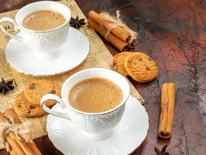 भारत में सुबह-सुबह चाय पीना सिर्फ काम नहीं है बल्कि यह लोगों से जुड़ा एक एहसास है. चाय यहां कि संस्कृति और कल्चर का हिस्सा है. भारत में नुक्कड़-चौराहे हर जगह आपको एक चाय की टपरी मिल जाएगी. खुशी हो या गम यहां चाय का साथ हमेशा बना रहता है. घर में आने वाले मेहमान के स्वागत में सबसे पहले चाय परोसा जाता है. यहां के लोग चाय के शौकीन होते हैं.