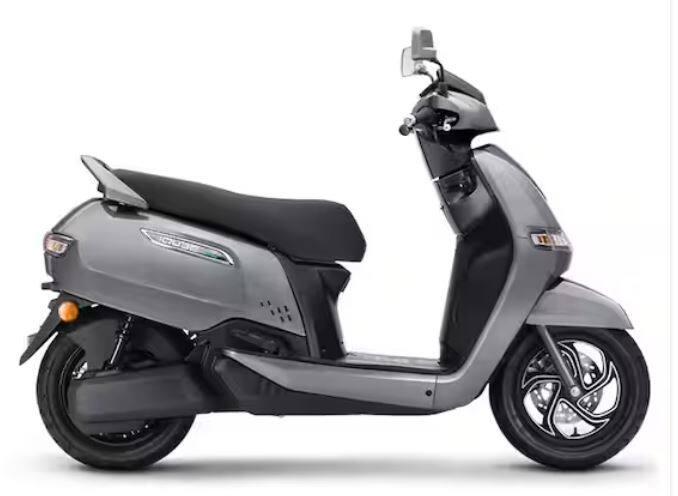 ਇਸ ਸੂਚੀ ਵਿੱਚ ਪੰਜਵਾਂ ਅਤੇ ਆਖਰੀ ਨਾਮ TVS ਇਲੈਕਟ੍ਰਿਕ ਸਕੂਟਰ iQube ਹੈ, ਜਿਸ ਨੂੰ ਤੁਸੀਂ 1.22 ਲੱਖ ਰੁਪਏ ਦੀ ਐਕਸ-ਸ਼ੋਰੂਮ ਕੀਮਤ 'ਤੇ ਘਰ ਲਿਆ ਸਕਦੇ ਹੋ ਅਤੇ ਤੁਸੀਂ ਇੱਕ ਵਾਰ ਚਾਰਜ ਕਰਨ 'ਤੇ 145 ਕਿਲੋਮੀਟਰ ਤੱਕ ਦੀ ਰਾਈਡਿੰਗ ਰੇਂਜ ਵੀ ਪ੍ਰਾਪਤ ਕਰ ਸਕਦੇ ਹੋ।