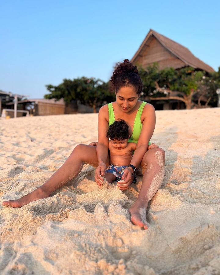 తమిళ నటి పూజా రామచంద్రన్ కొడుకు, భర్తతో కలిసి బాలి షికారుకు వెళ్లింది. -Image credit: Pooja Ramachandran/Instagram