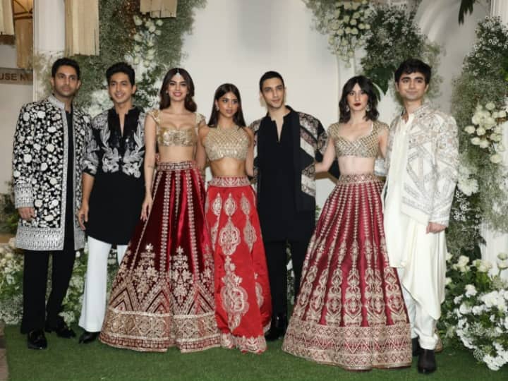 The Archies Suhana Khan Khushi Kapoor trolled for Manish Malhotra Diwali party look Diwali 2023: मनीष मल्होत्रा की दिवाली पार्टी में ट्विनिंग करके पहुंचीं ‘द आर्चीज’ गर्ल्स, यूजर्स बोले - 'लहंगा है या सोफा कवर'
