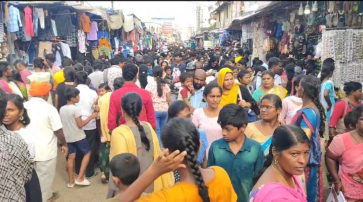 தீபாவளி பண்டிகை எதிரொலி: திருச்சி கடைவீதிகளில் அலைமோதும் மக்கள் கூட்டம்..