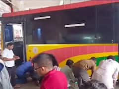ஆந்திராவில் சோகம்.. நடைமேடை மீது ஏறிய பேருந்து.. 3 பேர் உயிரிழப்பு