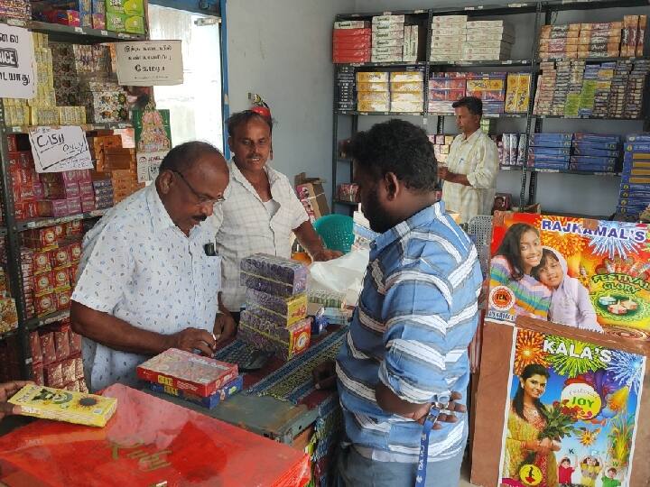 Salem news Arrangements to set up temporary firecracker shops at one place Traders strongly opposed TNN Pugar Petti: சேலத்தில் ஒரே இடத்தில் தற்காலிக பட்டாசு கடைகள் அமைக்க ஏற்பாடு - வியாபாரிகள் கடும் எதிர்ப்பு