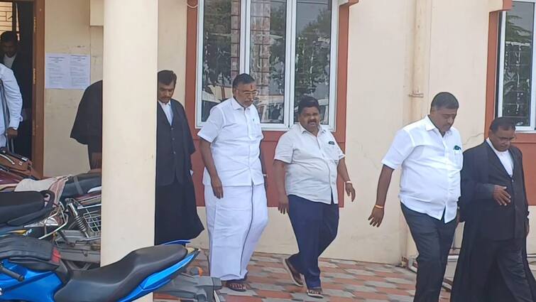 AIADMK Ex-Minister KP  Anbalagan appeared with his family in the asset accumulation case TNN சொத்துக் குவிப்பு வழக்கில் குடும்பத்துடன் நீதிமன்றத்தில் ஆஜரான அதிமுக முன்னாள் அமைச்சர்