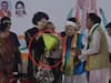 Watch: चुनावी सभा में मंच पर कांग्रेस नेता ने प्रियंका गांधी को भेंट किया खाली गुलदस्ता, वीडियो वायरल