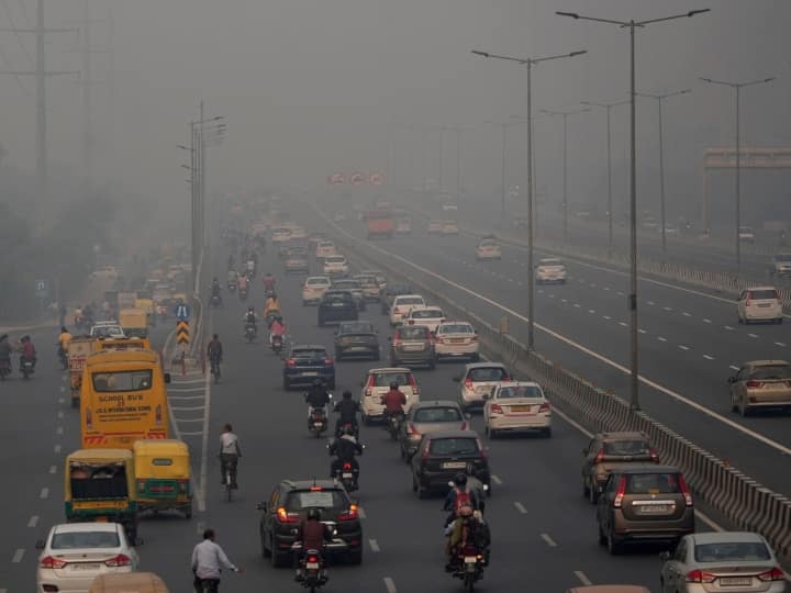 Delhi Air Pollution: दिल्ली के पर्यावारण मंत्री गोपाल राय ने कहा कि बढ़ते प्रदूषण को लेकर ऑड-ईवन वाहन प्रणाली लागू किया जाएगा, जो 13 नवंबर से 20 नवंबर तक एक सप्ताह के लिए रहेगी.