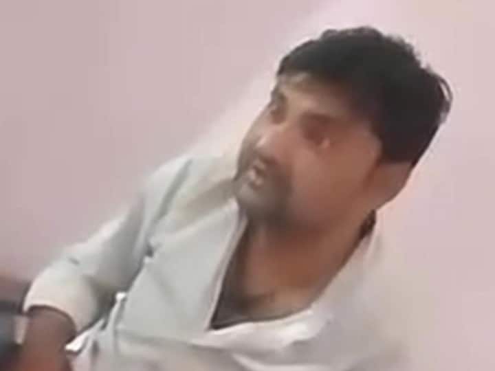 UP Hamirpur a Drunk Teacher Reached School for Teaching after video Viral BSA Suspended ANN UP News: शराब के नशे में चूर शिक्षक छात्रों को पढ़ाने पहुंचा स्कूल, कुर्सी पर बैठकर झूमता रहा