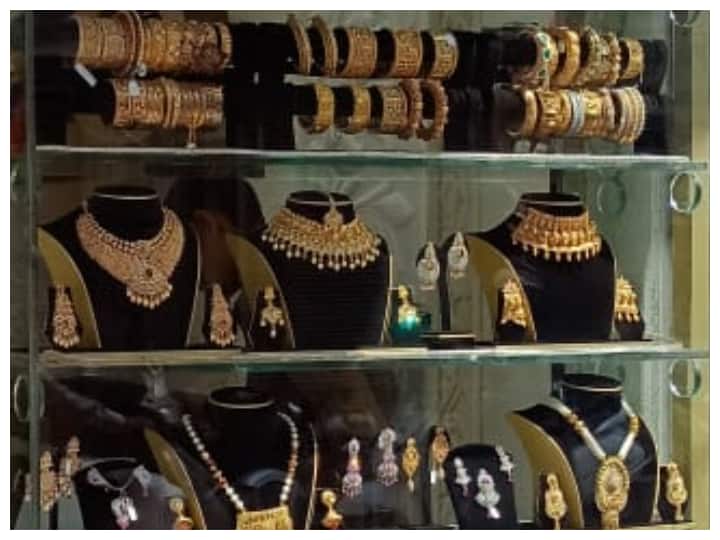 ज्वेलरी का एक से बढ़कर एक कलेक्शन -दिवाली के मौके पर धनतेरस के दिन लोग सोना-चांदी के आभूषण खरीदना पसंद करते हैं. अगर आप भी दिवाली में सोने-चांदी के आभूषण खरीदना चाहते हैं तो दिल्ली का कूचा महाजन बाजार बेस्ट ऑप्शन है.कूचा महाजन एशिया का सबसे बड़ा सराफा बाजार है. यहां आपको सोने-चांदी के आभूषणों की बहुत रेंज और वेराइटी मिलेगी.