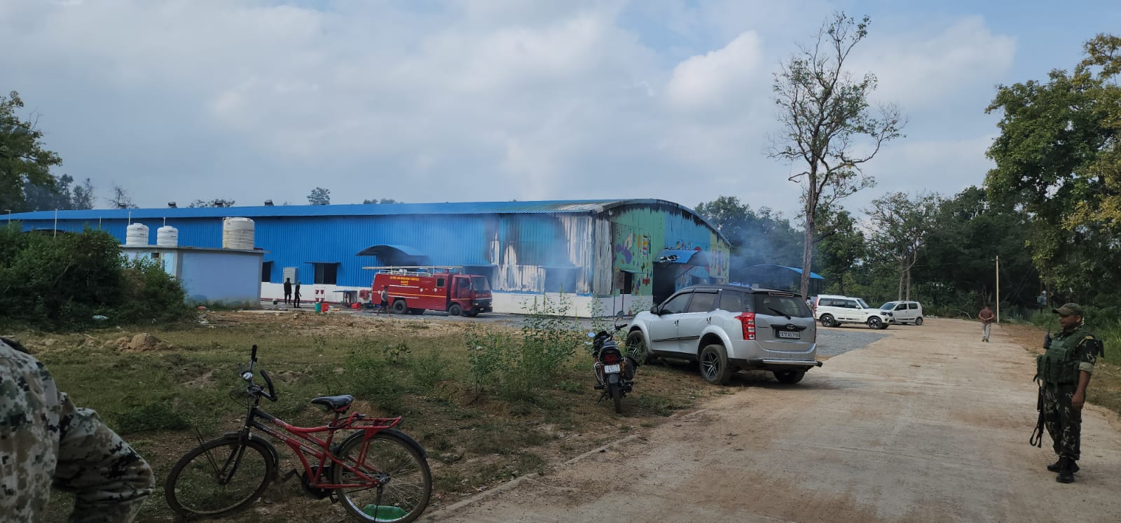 Chhattisgarh Election 2023: चुनाव बहिष्कार करने के लिए नक्सलियों ने कपड़े की फैक्ट्री में लगाई आग, इलाके में फैली दहशत
