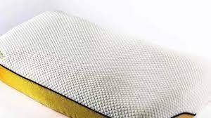 Most Expensive Pillow: ਦੁਨੀਆਂ ਵਿੱਚ ਬਹੁਤ ਸਾਰੀਆਂ ਮਹਿੰਗੀਆਂ ਚੀਜ਼ਾਂ ਹਨ। ਇੱਥੇ ਕਰੋੜਾਂ ਦੀਆਂ ਕਾਰਾਂ ਹਨ ਅਤੇ ਕੁਝ ਧੰਨਾ ਸੇਠ ਅਰਬਾਂ ਰੁਪਏ ਦੀਆਂ ਕਿਸ਼ਤੀਆਂ ਦੀ ਸਵਾਰੀ ਵੀ ਕਰਦੇ ਹਨ। ਪਰ, ਕੁਝ ਚੀਜ਼ਾਂ ਦੀਆਂ ਕੀਮਤਾਂ ਸਾਨੂੰ ਹੈਰਾਨ ਕਰਦੀਆਂ ਹਨ। ਅਜਿਹੀ ਹੀ ਇੱਕ ਚੀਜ਼ ਹੈ ਟੇਲਰਮੇਡ ਪਿਲੋ ਨਾਮ ਦਾ ਸਿਰਹਾਣਾ। ਇਸਦੀ ਕੀਮਤ 47,40,048 ਰੁਪਏ ($57,000) ਹੈ। , ਇਸ ਸਿਰਹਾਣੇ ਨੂੰ ਬਣਾਉਣ ਵਿੱਚ 15 ਸਾਲ ਲੱਗੇ। ਇਸ ਨੂੰ ਬਣਾਉਣ ਵਾਲੇ ਫਿਜ਼ੀਓਥੈਰੇਪਿਸਟ ਥਿਜਸ ਵੈਂਡਰ ਹਿਲਜ਼ ਦਾ ਦਾਅਵਾ ਹੈ ਕਿ ਇਹ ਸਿਰਹਾਣਾ ਨੀਂਦ ਨਾਲ ਸਬੰਧਤ ਕਈ ਬਿਮਾਰੀਆਂ ਤੋਂ ਛੁਟਕਾਰਾ ਦਿਵਾਉਂਦਾ ਹੈ, ਜਿਸ ਵਿੱਚ ਇਨਸੌਮਨੀਆ ਵੀ ਸ਼ਾਮਲ ਹੈ।