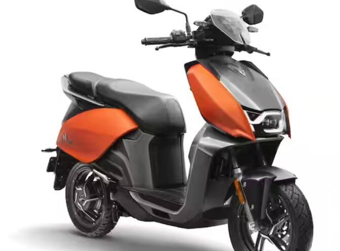 ਤੀਜੇ ਨੰਬਰ 'ਤੇ ਤੁਸੀਂ Hero Vida V1 ਇਲੈਕਟ੍ਰਿਕ ਸਕੂਟਰ ਚੁਣ ਸਕਦੇ ਹੋ। ਸਿੰਗਲ ਚਾਰਜ 'ਤੇ ਇਸ ਦੀ ਰਾਈਡਿੰਗ ਰੇਂਜ 165 ਕਿਲੋਮੀਟਰ ਤੱਕ ਹੈ। ਇਸ ਨੂੰ ਖਰੀਦਣ ਲਈ ਤੁਹਾਨੂੰ 1.26 ਲੱਖ ਰੁਪਏ ਦੀ ਐਕਸ-ਸ਼ੋਰੂਮ ਕੀਮਤ ਦੀ ਲੋੜ ਹੋਵੇਗੀ।