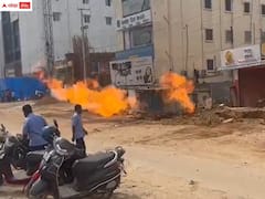 గ్యాస్ పైప్ లీకై రహదారిపై భారీగా ఎగిసిన మంటలు - భయంతో జనం పరుగులు