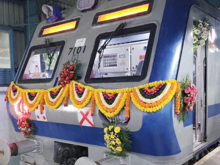 Maharashtra News Western Railway gives gift to Mumbaikars on Diwali started 17 new AC local trains ann Maharashtra News: वेस्टर्न रेलवे ने मुंबईकरों को दिवाली पर दिया तोहफा! 17 नई एसी लोकल ट्रेन शुरू