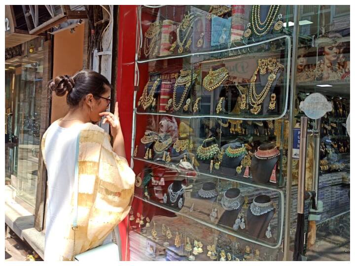 बोहो और एंटीक ज्वेलरी- दरीबा कलां बाजार की खासियत है कि यहां आपको हर तरह की ज्वेलरी खरीदने को मिल जाएंगे. यहां आपको नए डिजाइन और पैर्टन की ज्वेलरी से लेकर पुरानी डिजाइन की भी ज्वेलरी मिल जाएगी.