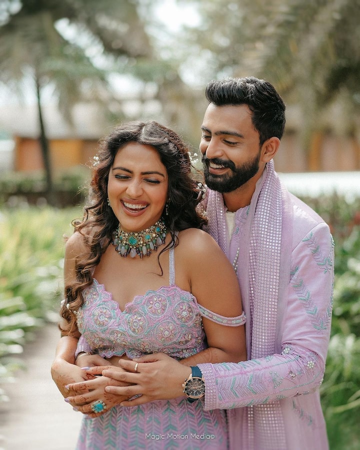 ఇరు కుటుంబ సభ్యులు, బంధుమిత్రుల సమక్షంలో సంసార జీవితంలోకి అడుగు పెట్టారు.Photo Credit: Amala Paul/Instagram