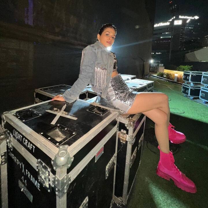 નવા લૂકમાં શ્રદ્ધા ખૂબ જ ગ્લેમરસ લાગી રહી છે.