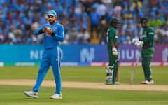 Virat Kohli : ஒரு பந்து கூட வீசாமல் வித்தியாசமாக விக்கெட் எடுத்த விராட் கோலி!