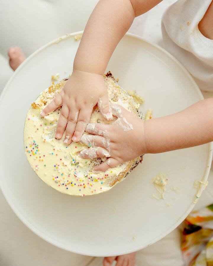 आलिया भट्ट ने राहा कपूर की कुछ तस्वीरें अपने इंस्टाग्राम अकाउंट पर शेयर की हैं. जिसमें वो केक के साथ खेलती नजर आ रही हैं.