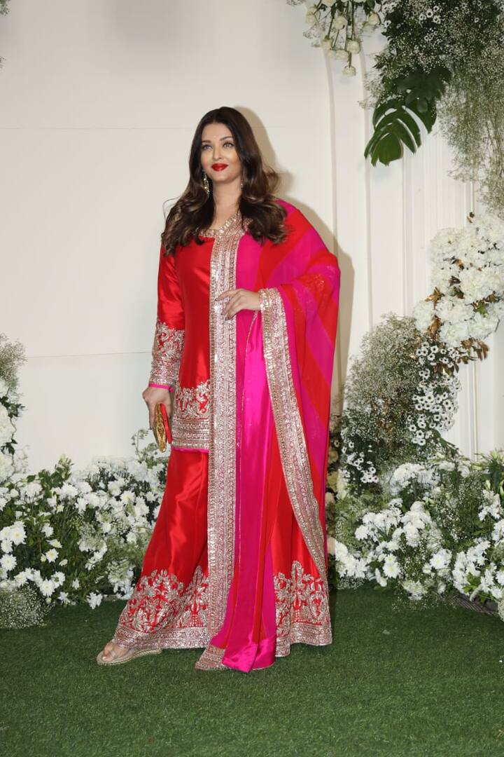 इस दौरान एक्ट्रेस सुर्ख लाल शरारा सूट में नजर आईं. इस सूट में हेवी कोटा पट्टी का वर्क हुआ था.