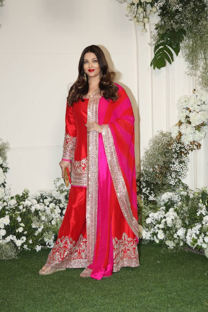 सूट के साथ ही ऐश्वर्या ने मैचिंग रेड लिपस्टिक लगाई हुई थी, और हमेशा की तरह अपने बाल खुले रखे थे. इस लुक वे किसी अपसरा से कम नहीं लग रही थीं.