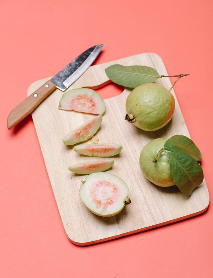 கொய்யாக்காய் - கொய்யாப்பழத்தில் ஃபைபர், ஆன்டி-ஆக்ஸிடண்ட் நிறைந்துள்ளது. இது குடல் ஆரோக்கியம், செரிமான மண்டலத்தின் ஆரோக்கியத்திற்கு உதவுகிறது.