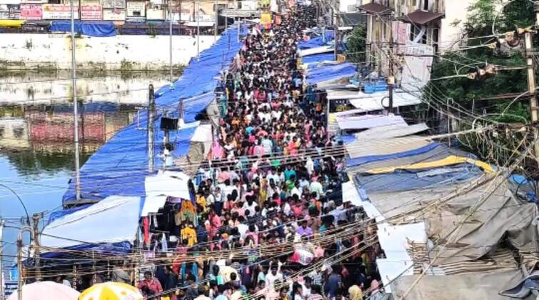 Crowds of people throng the streets of Trichy on the occasion of Diwali. தீபாவளி பண்டிகை எதிரொலி: திருச்சி கடைவீதிகளில் அலைமோதும் மக்கள் கூட்டம்..