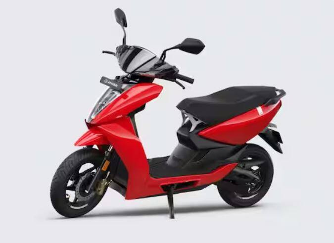 ਇਸ ਸੂਚੀ 'ਚ ਅਗਲਾ ਨਾਂ Ather 450X ਇਲੈਕਟ੍ਰਿਕ ਸਕੂਟਰ ਦਾ ਹੈ, ਜੋ ਇਕ ਵਾਰ ਚਾਰਜ ਕਰਨ 'ਤੇ 146 ਕਿਲੋਮੀਟਰ ਤੱਕ ਦੀ ਰਾਈਡਿੰਗ ਰੇਂਜ ਦੇਣ 'ਚ ਸਮਰੱਥ ਹੈ। ਇਸ ਨੂੰ ਘਰ ਲਿਆਉਣ ਲਈ ਤੁਹਾਨੂੰ 1.28 ਲੱਖ ਰੁਪਏ ਦੀ ਐਕਸ-ਸ਼ੋਰੂਮ ਕੀਮਤ ਅਦਾ ਕਰਨੀ ਪਵੇਗੀ।