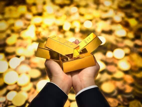 ઘણી મોટી જ્વેલરી કંપનીઓ તેમના ગ્રાહકો માટે ગોલ્ડ સેવિંગ સ્કીમ લઈને આવતી રહે છે. આ સ્કીમ હેઠળ તમે દર મહિને થોડી રકમનું રોકાણ કરીને સસ્તા ભાવે સોનું ખરીદી શકો છો.