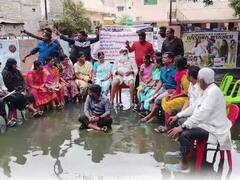 జేసీ ఆందోళన, ఆయనకు వ్యతిరేకంగా వైసీపీ నిరసన