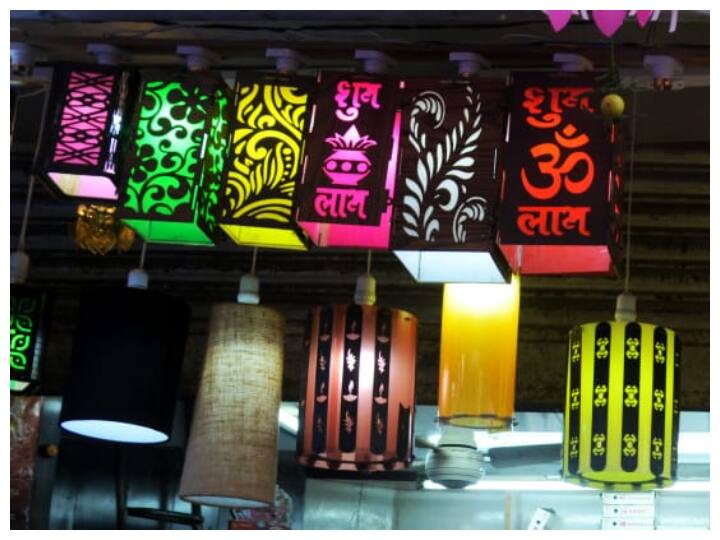 गिफ्ट पैकिंग आइटम्स - सदर बाजार में आपको गिफ्ट आइटम्स की बहुत रेंज मिल जाएगी. यहां आपको डेकोरेटिव गिफ्ट बॉक्स, खास तौर पर डिजाइन किए गए मग्स, कैंडी ट्रे, चॉकलेट बॉक्स और भी बहुत कुछ मिल जाएगा.