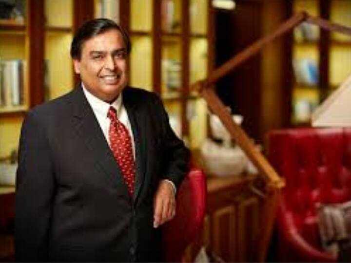 फोर्ब्सनुसार, मुकेश अंबानी, कुमार मंगलम बिर्ला, राधाकृष्ण दमानी असे एकूण 33 अब्जाधीश मुंबईत राहतात.