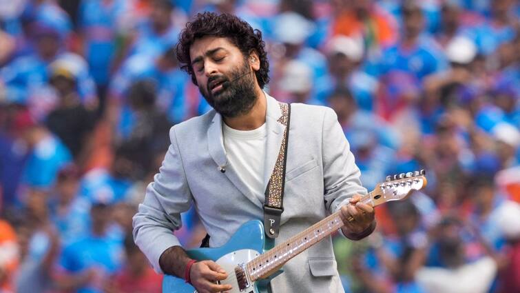 Arijit Singh: Arijit Singh looses her temper at the stage for again and again request for autograph know in details Arijit Singh: বার বার অটোগ্রাফের আবদার, মঞ্চেই মেজাজ হারালেন অরিজিৎ