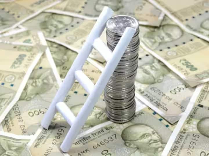 আপনি যদি একজন বেতনভোগী ব্যক্তি হন, তাহলে আপনার কর্মসংস্থানের প্রাথমিক পর্যায়ে বিনিয়োগ শুরু করা বুদ্ধিমানের কাজ। আপনি যত বেশি সময় বিনিয়োগ করবেন, তত ভালো রিটার্ন আশা করতে পারবেন। জিনিসগুলিকে সহজ করার জন্য, একটি সরকারি স্কিম রয়েছে যা আপনাকে 25 বছরের মধ্যে সম্ভাব্য কোটিপতি করে তুলতে পারে। আমরা পাবলিক প্রভিডেন্ট ফান্ড (PPF) সম্পর্কে কথা বলছি, যা সবচেয়ে জনপ্রিয় দীর্ঘমেয়াদী সঞ্চয় স্কিমগুলির মধ্যে একটি।