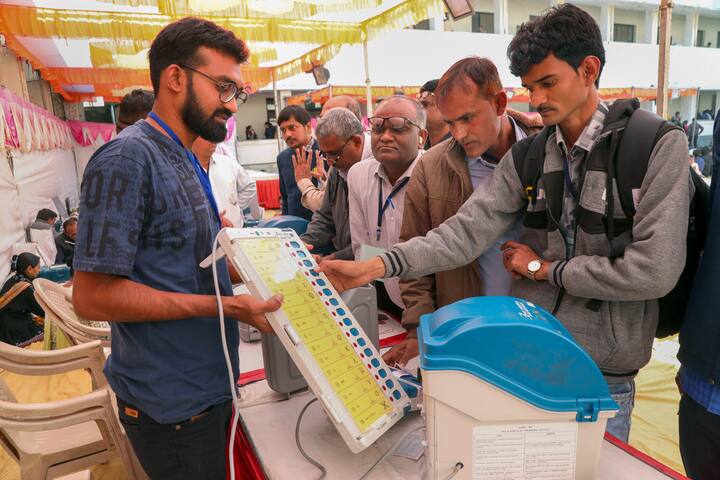 नक्सलियों के खतरे के बीच ऐसे कई गांवों में मतदान केंद्र बनाए गए हैं, जहां पिछले 70 साल से कभी वोट नहीं डाला गया. हालांकि नक्सली अब भी वोटिंग का विरोध कर रहे हैं.