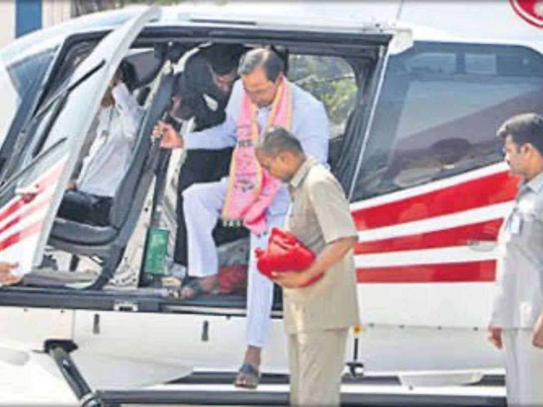 KCR Helicopter Emergency Landing: సీఎం కేసీఆర్కు తప్పిన ప్రమాదం - సాంకేతిక లోపంతో హెలికాప్టర్ ఎమర్జెన్సీ ల్యాండ్ telangana cm kcr helicopter emergency landing due to a technical fault KCR Helicopter Emergency Landing: సీఎం కేసీఆర్కు తప్పిన ప్రమాదం - సాంకేతిక లోపంతో హెలికాప్టర్ ఎమర్జెన్సీ ల్యాండ్