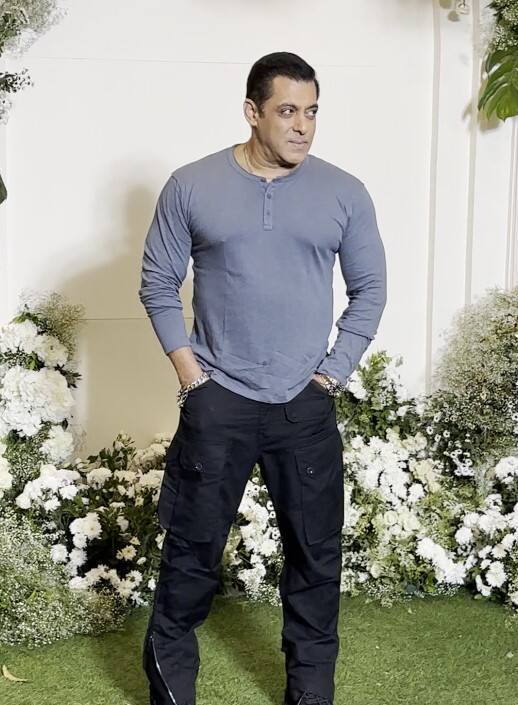 इस दौरान सलमान सिंपल ग्रे टी-शर्ट और ब्लैक पैंट में अपना स्वैग दिखाते नजर आए.