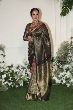 Diwali 2023: દિવાળી પાર્ટીમાં બનારસી સાડી પહેરી બની-ઠનીને પહોંચી હતી Rekha, એક્ટ્રેસે લૂંટી લીધી મહેફિલ...........