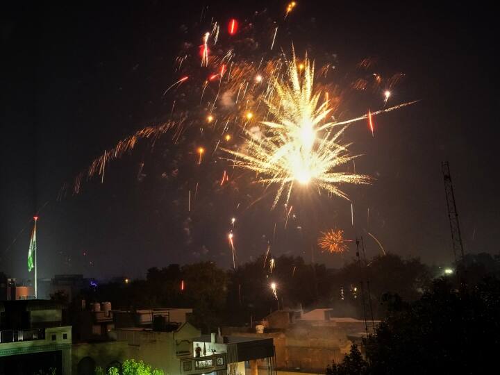Diwali 2023 Local Circles Survey Delhi-NCR 32 percent families planning to burst Firecrackers on Diwali Diwali 2023: दिवाली पर दिल्ली-एनसीआर में 32 फीसदी परिवार पटाखे फोड़ने का बना रहे प्लान, सर्वे में बड़ा खुलासा