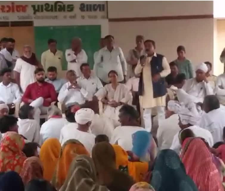 Patan News: MLA Lavingji Thakors video viral from jansabha in sami badargang villages Patan: ધારાસભ્ય લવિંગજી ઠાકોરની ચાલુ સભામાં ગ્રામજનોએ પાણી મુદ્દે મચાવ્યો હોબાળો, નેતાઓ સભા છોડી ભાગ્યા