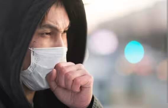 વાયુ પ્રદૂષણ એવા લોકો માટે વધુ ખતરનાક સાબિત થાય છે જેમની રોગપ્રતિકારક શક્તિ તંદુરસ્ત પુખ્ત વયના લોકો કરતાં નબળી હોય છે. નવજાત શિશુઓ, નાના બાળકો, સગર્ભા સ્ત્રીઓ, વૃદ્ધો અને પહેલેથી જ બીમાર લોકો વાયુ પ્રદૂષણથી સરળતાથી પ્રભાવિત થાય છે.