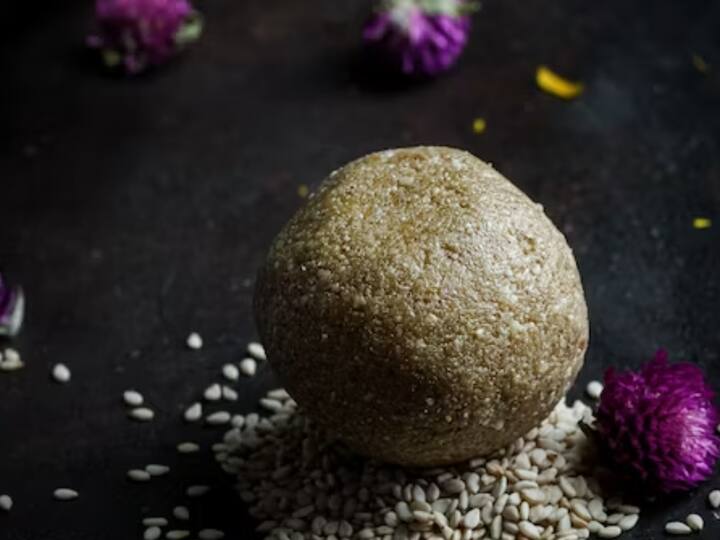 செய்முறை : ஒரு கடாயில் நெய் ஊற்றி கேழ்வரகு மாவு போட்டு குறைந்த தீயில் 5 நிமிடங்கள் வறுத்து எடுத்து வைக்கவும். அடுத்து ஒரு தாளிக்கும் கரண்டியில் நெய் ஊற்றி, முந்திரி பருப்பு சேர்த்து பொன்னிறமாகும் வரை வறுத்து எடுத்து வைக்கவும்.