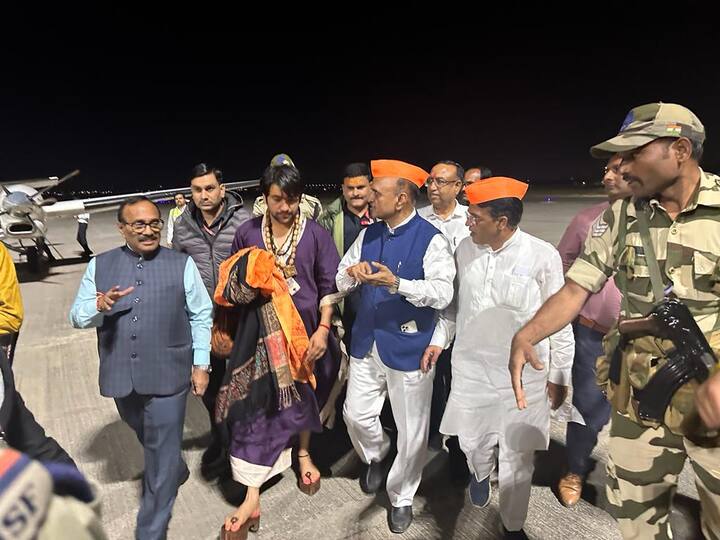 दरम्यान, केंद्रीय अर्थराज्यमंत्री डॉ. भागवत कराड व गृह निर्माण मंत्री अतुल सावे यांनी महाराजांचे स्वागत केले.