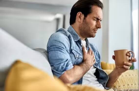 પ્રદૂષણની લાંબા ગાળાની અસરો: વાયુ પ્રદૂષણના સંપર્કમાં આવવાથી હાર્ટ એટેકની શક્યતા વધી જાય છે. હાર્ટ એટેક, સ્ટ્રોકની સાથે શ્વાસ સંબંધી રોગો જેમ કે અસ્થમા અને બ્રોન્કાઇટિસ પણ લાંબા ગાળાના રોગો છે. આ સિવાય વાયુ પ્રદૂષણને કારણે ફેફસાંનું કેન્સર પણ થાય છે જે લાંબાગાળાની બીમારીની શ્રેણીમાં આવે છે.